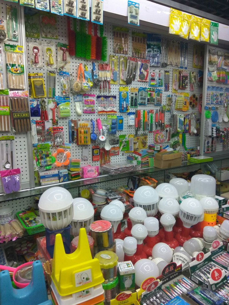 近年来，广州市的服务消费市场展现出强劲的增长态势。